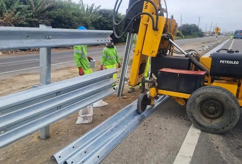 Guardrail installation team — فريق التركيب أثناء تثبيت حاجز الطريق