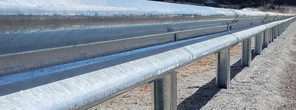 Highway guardrail — حاجز الطريق السريع المجلفن