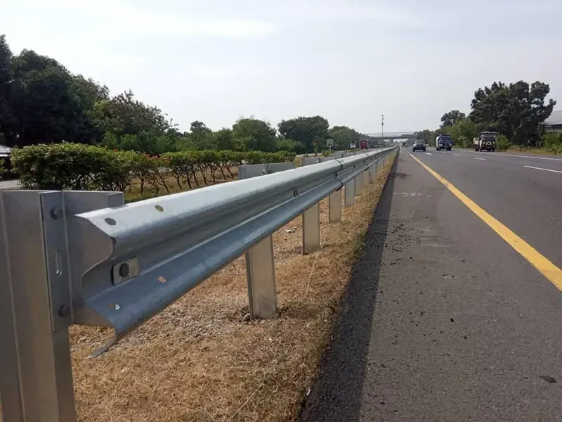 Expressway guardrail — حاجز الطريق السريع في منحنى