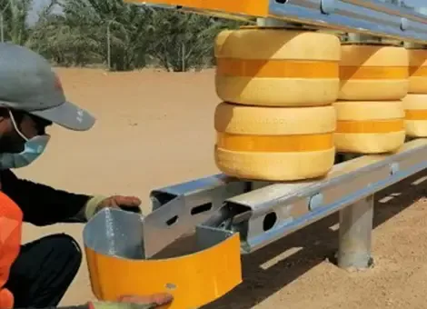 Roller barrier installation — تركيب الحاجز الأسطواني على جانب الطريق