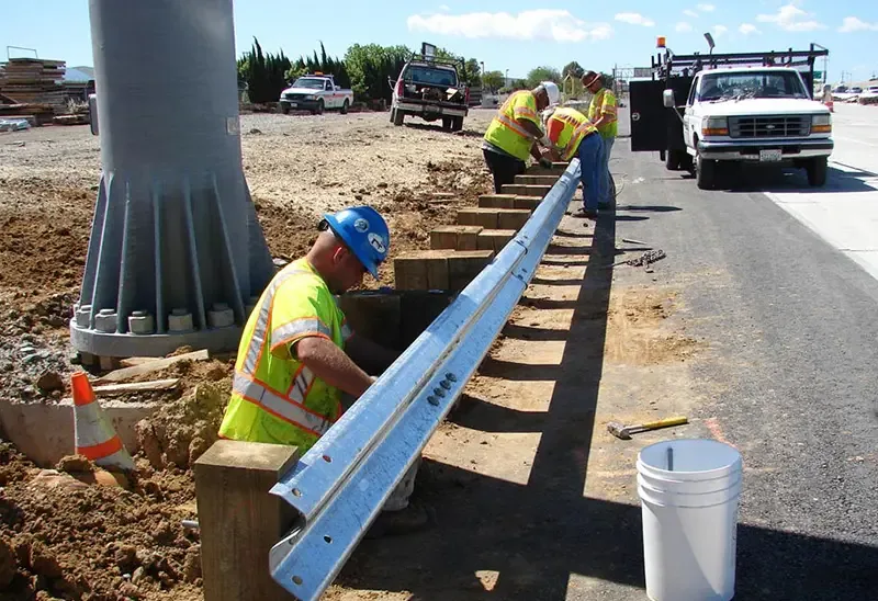 Guardrail installation crew — تركيب حواجز الطريق السريع في الموقع