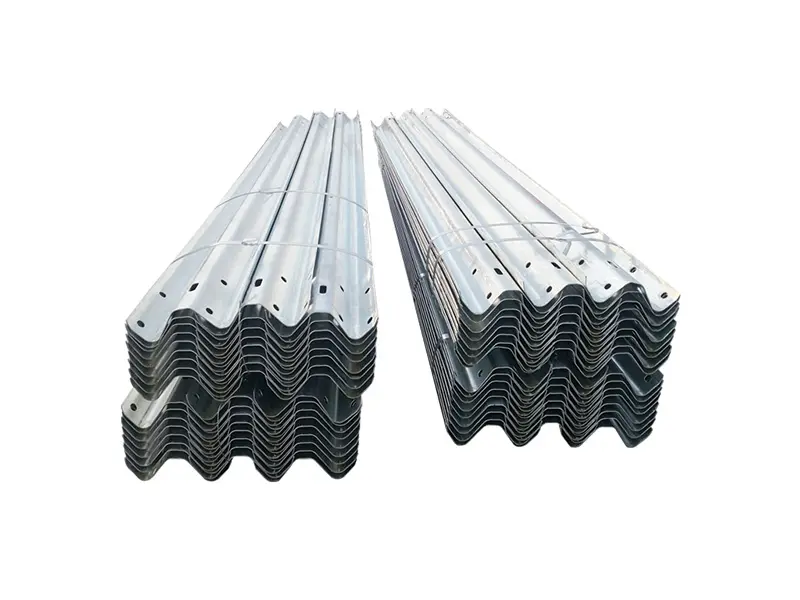 W beam guardrail — حاجز W مموج ثنائي الموجة مع أعمدة مجلفنة