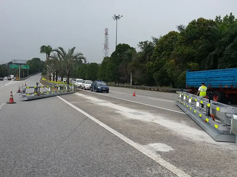 Galvanized guardrail — حاجز مجلفن بالغمر الساخن على طريق سريع